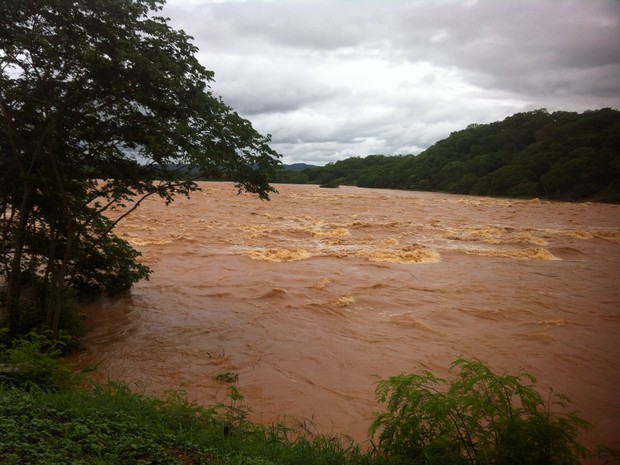 Nível do Rio Doce atingiu 1,84m na manhã deste sábado (14), segundo a medição do SAAE. (Foto: Diego Souza/G1)