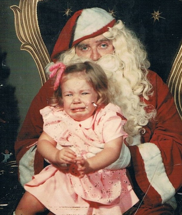 Em foto de 1975, criança aparece aos berros no colo de Papai Noel melancólico (Foto: Reprodução)