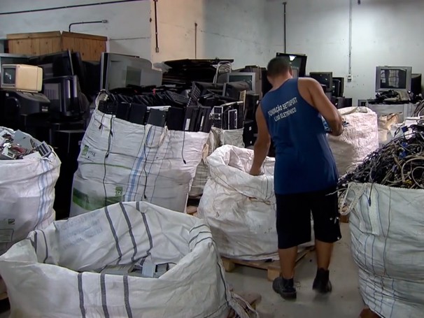 Fundação recolhe aparelhos eletrônicos velhos, recicla e doa para salas de inclusão digital (Foto: Globo)