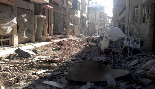 Imagem divulgada pela oposição síria nesta sexta-feira (6) mostra estragos na cidade de Homs, que teriam sido causados por bombardeio de forças oficiais (Foto: AFP)