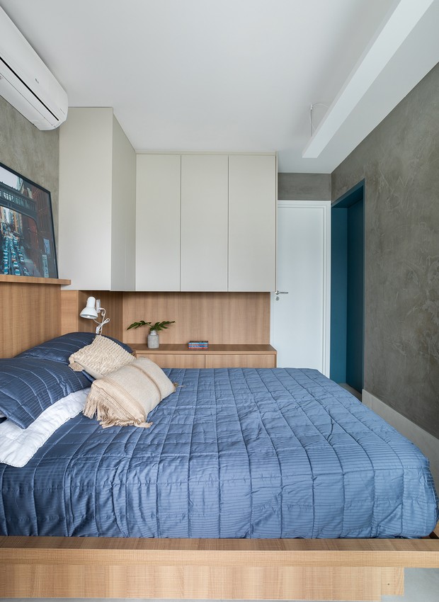 O quarto ganhou cama turca feita sob medida com cabeceira de madeira. O armário bipartido simula um criado-mudo, dando apoio à cama  (Foto: Lufe Gomes/Divulgação)