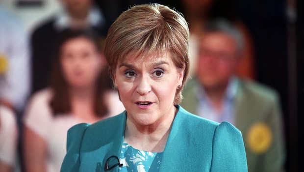 A primeira-ministra escocesa Nicola Sturgeon participa de debate promovido pelo Facebook e Buzzfeed (Foto: BuzzFeed News/Facebook via Getty Images)
