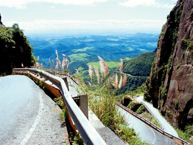 A estrada da Serra do Corvo Branco já foi considerada uma das mais temidas do país e foi a primeira ligação entre o Litoral e a Serra (Foto: Werner Zotz/Divulgação)