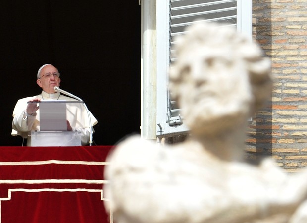 Papa fez perguntas durante a reza do Angelus, no Vaticano, neste domingo (9) (Foto: Tiziana Fabi/AFP)