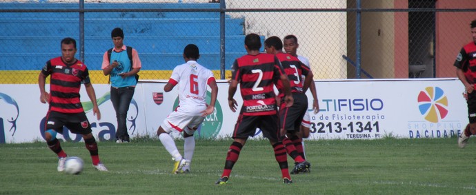Flamengo-PI e 4 de Julho pela sétima rodada do Campeonato Piauiense 2014 (Foto: Josiel Martins)