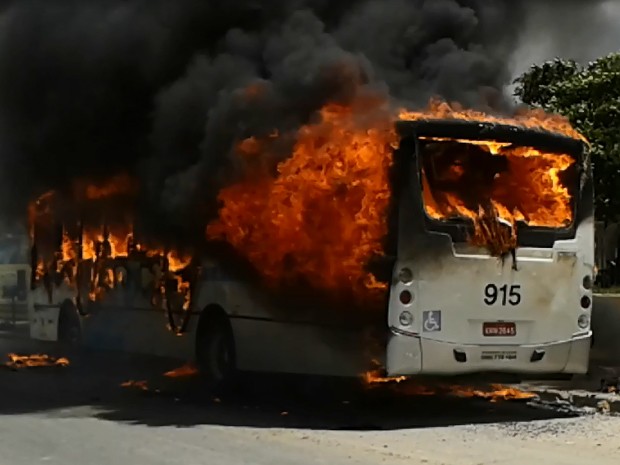 Ônibus é incendiado na Estrada do Barbalho, Zona Oeste do Recife (Foto: Hércules Jordan/ Enviado pelo Whatsapp)