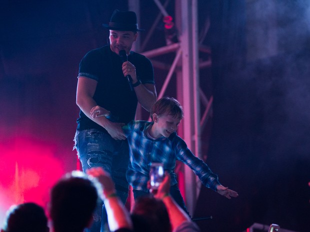 Wesley Safadão pesca pequeno fã para foto em cima do palco na Arena da Festa do Peão de Barretos (Foto: Érico Andrade/G1) Wesley Safadão pesca pequeno fã para foto em cima do palco na Arena da Festa do Peão de Barretos (Foto: Érico Andrade/G1)