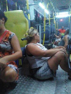 Passageiros ficaram no chão do ônibus antes do incêndio (Foto: G1)