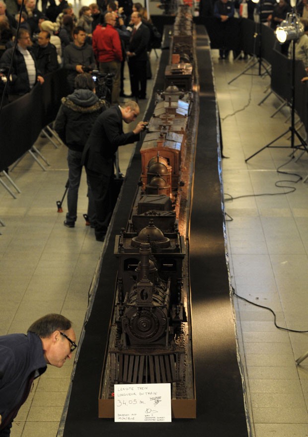 Artista Andrew Farrugia precisou de 784 horas de trabalho para criar o trem comestível. (Foto: Laurent Dubrule/Reuters)