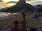 Grávida, Miá Mello mostra barrigão em dia de praia com filha mais velha