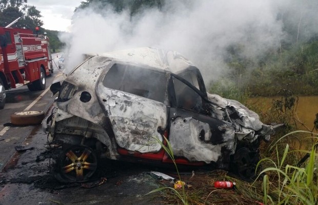 Sete pessoas morrem carbonizadas em colisão frontal na GO-080, próximo a Jaraguá, Goiás (Foto: Reprodução/TV Anhanguera)
