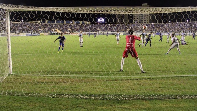 Confiança e Londrina fizeram jogo tenso na Arena Batistão (Foto: Luciano Otávio)