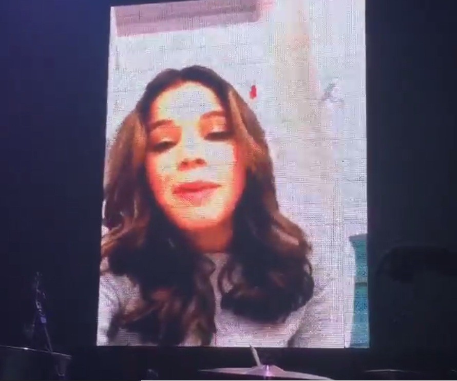 De NY, Bruna Marquezine manda vídeo de parabéns à ex-cunhada
