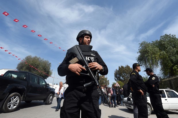 Forças de segurança da Tunísia são vistas em frente ao Museu Bardo nesta quinta-feira (19) (Foto: Fethi Belaid/AFP)