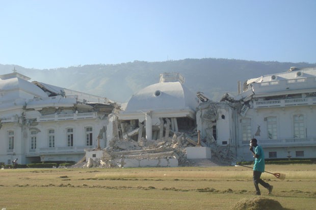 Palácio Nacional, localizado no centro de Porto Príncipe e que se tornou um dos símbolos da destruição provocada pelo terremoto, pois ficou em ruínas e com as cúpulas inclinadas (Foto: Tahiane Stochero/G1) Palácio Nacional, localizado no centro de Porto Príncipe e que se tornou um dos símbolos da destruição provocada pelo terremoto, pois ficou em ruínas e com as cúpulas inclinadas (Foto: Tahiane Stochero/G1)