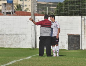 Marcelo Serrano orienta Ricardinho durante treinamento (Foto: André de Mello/JEC)
