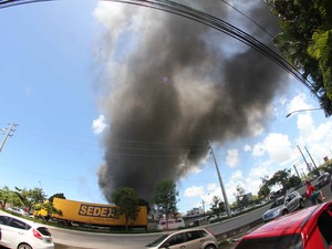 Nas proximidades da Chesf é possível perceber a dimensão do incêndio (Foto: Aldo Carneiro/Pernambuco Press) Nas proximidades da Chesf é possível perceber a dimensão do incêndio (Foto: Aldo Carneiro/Pernambuco Press)