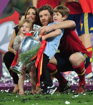 Xabi Alonso, Nagore Aramburu com os filhos Euro Copa (Foto: Getty Images)