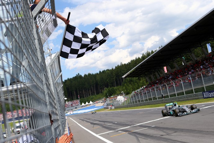 Nico Rosberg recebe a bandeirada para a vitória no GP da Áustria (Foto: Getty Images)