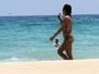 Aos 46, Carla Marins mostra boa forma e toma picolé na praia