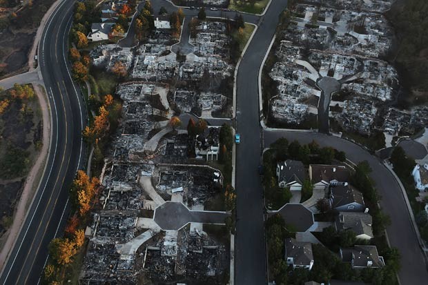 Incêndio destruiu dezenas de casas e deixou mais de 35 mil pessoas desabrigadas. (Foto: Spencer Platt/Getty Images/AFP)