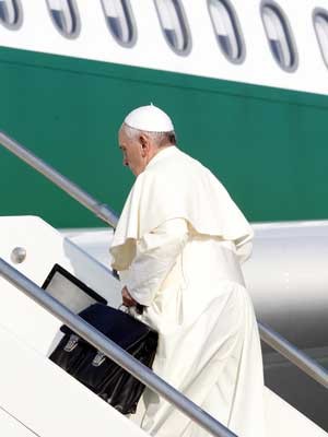 Papa embarca em direção ao Rio (Riccardo De Luca / AP Photo)