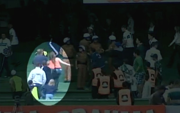 Torcedora Millena, que ganhou camisa do meia Lucas, é hostilizada no Estádio Couto Pereira (Foto: Reprodução SporTV)