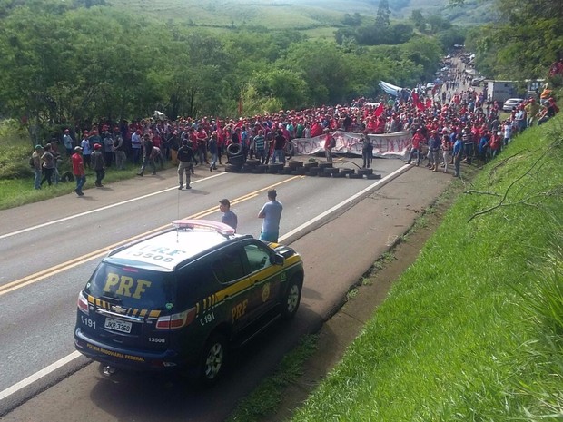 Grupo interditou o trânsito nas BRs 277 e 153, na região central do estado. (Foto: Divulgação/PRF)