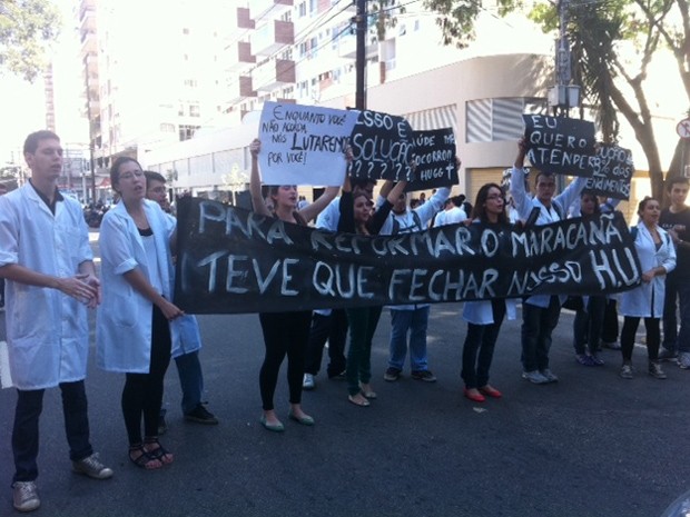 Grupo protesta em frente ao Hospital Gaffrée e Guinle, na Tijuca. (Foto: Mariucha Machado/G1)