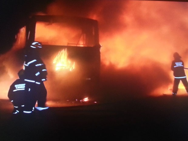 Bombeiros trabalham para conter fogo em ônibus na Epia Sul, no DF (Foto: TV Globo/Reprodução)