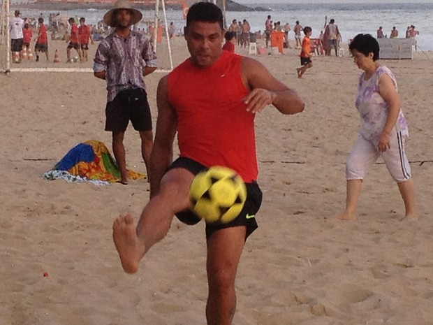 Ronaldo Fenômeno treina futevôlei com seleção brasileira 4x4 (Foto: Divugação / Renato Adnet)