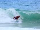 Cauã Reymond surfa na praia da Joatinga, no Rio