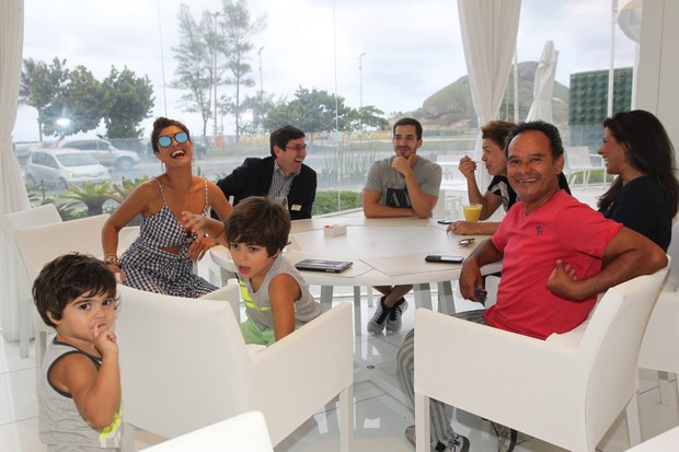 Juliana Paes com família (Foto: AgNews  / AgNews)