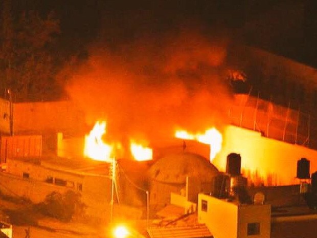 Túmulo de José foi incendiado por palestinos, em Nablus, norte da Cisjordânia ocupada, dizem israelenses. A imagem foi divulgada pelo porta-voz do Exército de Israel, Peter Lerner (Foto: Reprodução/Twitter/Peter Lerner)