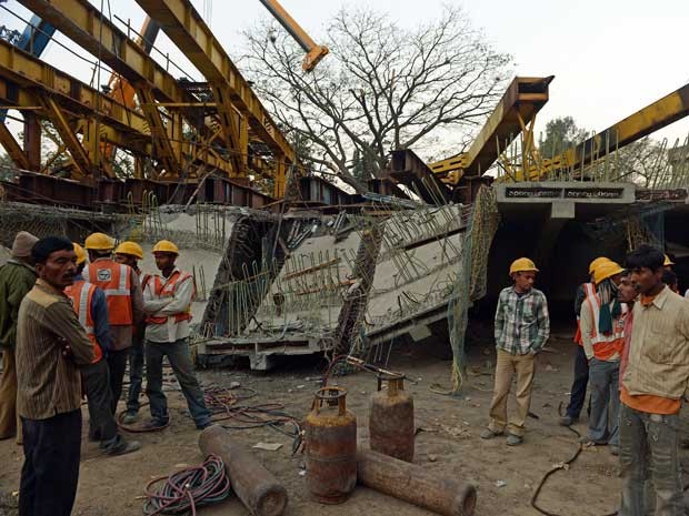 Parte de viaduto em construção na região ao Aeroporto Internacional de Mumbai, na Índia, desabou e matou ao menos três pessoas. (Foto: Punit Paranjpe / AFP Photo)
