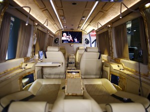 Van de luxo da Klassen VIP Car Design tem poltronas-cama (Foto: Pawel Kopczynski/Reuters)