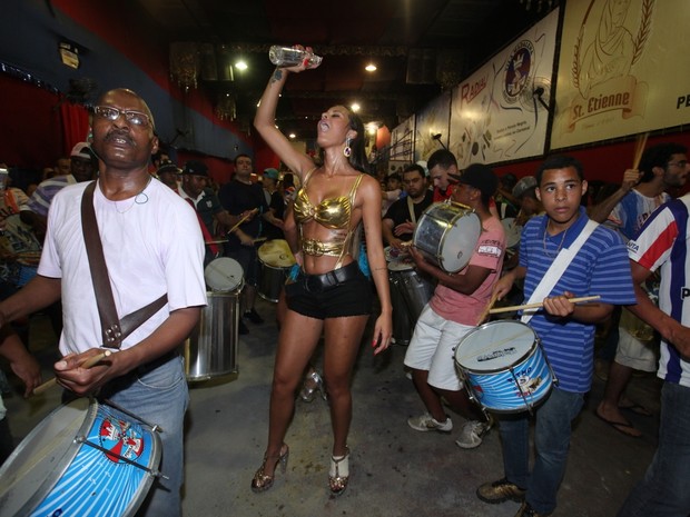 Lorena Bueri na quadra da escola de samba paulista Pérola Negra (Foto: Leo Franco/ Ag. News)