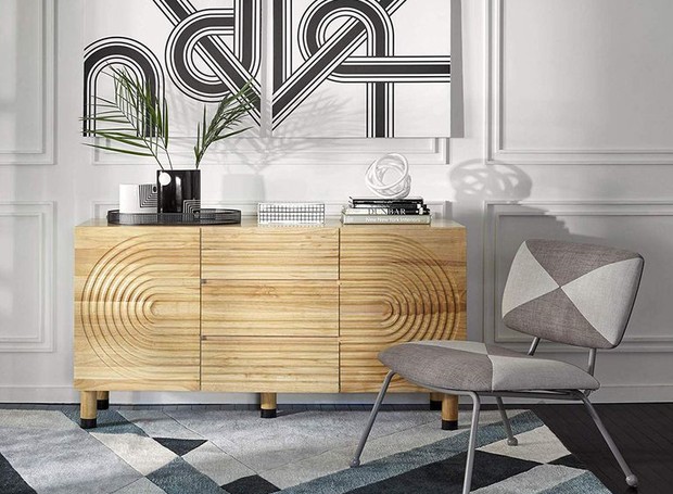 Quando combinados, a cômoda de madeira e a cadeira com estampa geométrica revivem o modernismo da metade do século 20 (Foto: Amazon/ Reprodução)