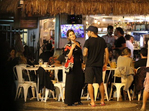Robertha Portella e Pedro Scooby em bar na Zona Sul do Rio (Foto: Ag. News)