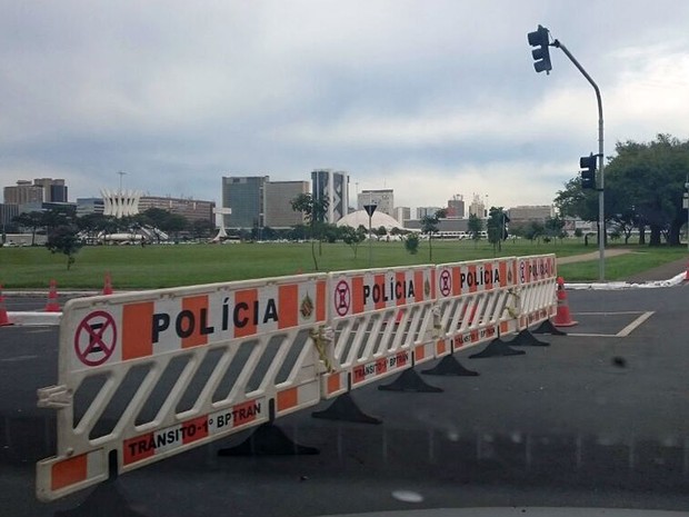 Retorno bloqueado na Esplanada dos Ministérios, Brasília (Foto: Mateus Rodrigues/G1)