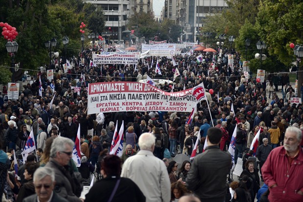 Milhares foram às ruas reclamando dos baixos salários e da alta taxa de desemprego, gritando 'não viveremos com migalhas' (Foto: Louisa Gouliamaki/AFP)