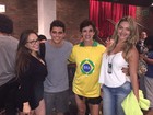 Carol Picchi e Laura Keller assistem à peça com Bruno Gissoni no Rio