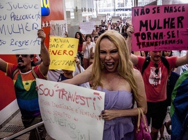 Protesto contra a transfobia realizado na tarde deste sábado no shopping Center 3, na Avenida Paulista, centro de São Paulo. O ato foi organizado pelas redes sociais depois que transexuais foram expulsas do banheiro feminino do shopping por seguranças. (Foto: Cris Faga/Fox Press Photo/ Estadão Conteúdo)