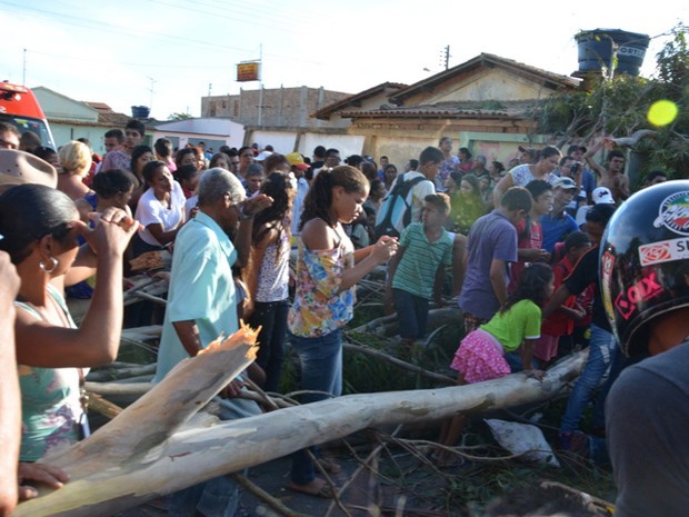 árvore cai em vitória da conquista (Foto: Reprodução / TV Bahia) árvore cai em vitória da conquista (Foto: Reprodução / TV Bahia)