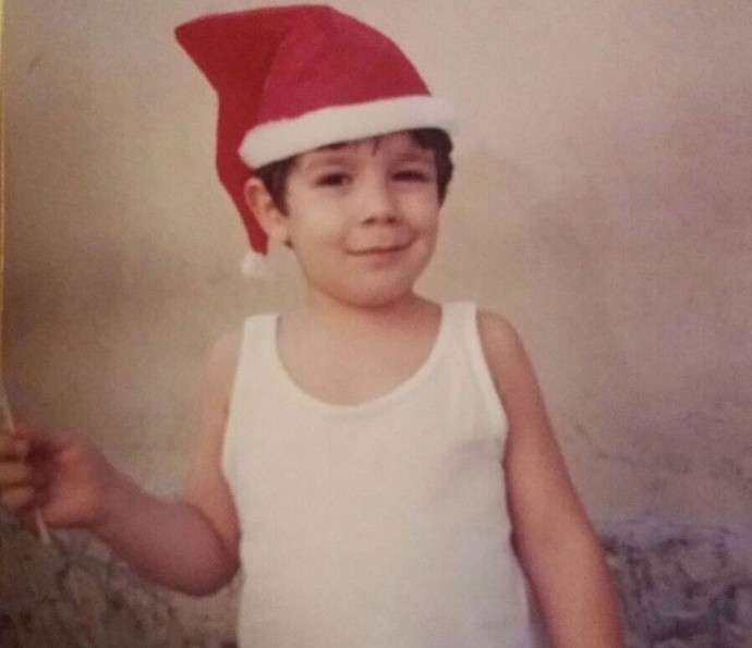 Vitor Novello posa de Papai Noel na infância (Foto: Arquivo Pessoal )