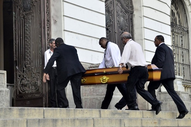 Corpo d eLuiz Carlos Miele chega para o velório no Rio (Foto: Roberto Teixeira/EGO)