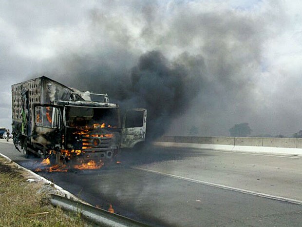Caminhão pega fogo na BR-101, no Grande Recife (Foto: Kety Marinho / TV Globo)