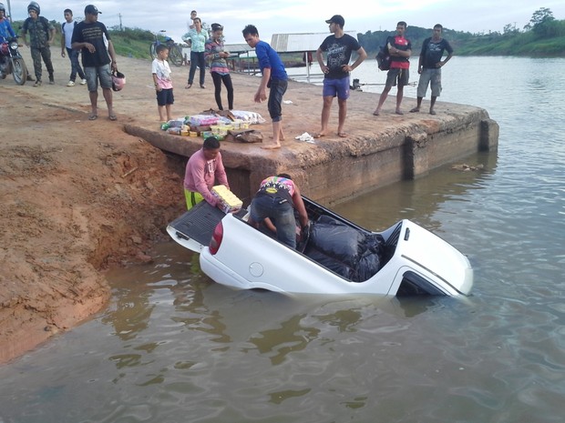 G Ve Culo Cai De Balsa E Mergulha No Rio Juru Em Rodrigues Alves