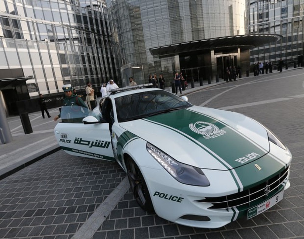 Ferrari FF também aparece na frota policial de Dubai (Foto: Karim Sahib / AFP)