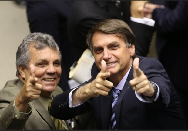 Os deputados federais Alberto Braga (DEM-DF) e Jair Bolsonaro (PSC-RJ) que integram a chamada bancada da bala (Foto: Agência Câmara)